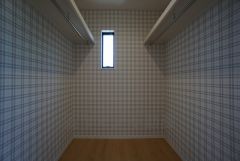 ハンガーパイプ付で散らかりがちな洋服類もきれいに整理できます。使用頻度が少ないものは枕棚の上に、足元には3段ボックスを置いて、フル活用できるクローゼットです＾＾