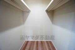 同仕様写真。収納力豊富なウォークインクローゼット付き。洋服や小物などを1箇所にまとめて美しい収納を実現します。