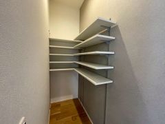 キッチン横にはパントリー。食料などを保管できるので、キッチン周りがスッキリしますね＾＾