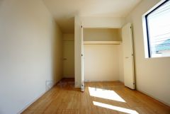 同仕様写真。木目調のシンプルデザインで落ち着きと安らぎの空間に仕上げています。各部屋に収納が完備されているので、お荷物が多くなっても安心の設計です。