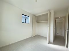 。明るい洋室です。ナチュラル色のフローリングで開放的な優しい雰囲気になっています＾＾ベッドや机、ＴＶを置いてもゆとりのある広さです。