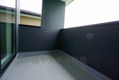 幅広のバルコニーは洗濯物を守りやすく、眩しすぎる日差しも和らげます。 南側に面した大型のバルコニーは日当たり良好です。お洗濯物も気持ちよく干せそうです。