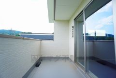 南側に面した大型のバルコニーは日当たり良好です。お洗濯物も気持ちよく干せそうです。 テーブルとイスを置いてカフェタイムや日光浴、星を眺めたりも良いですね^^