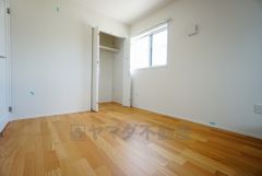 同仕様写真。明るい洋室です。ナチュラル色のフローリングで開放的な優しい雰囲気になっています＾＾ベッドや机、ＴＶを置いてもゆとりのある広さです。