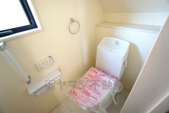 ウォシュレット付トイレです。節水機能もあるので、安心して使えますね。もちろん、1階2階の2ヶ所にトイレがあるので、忙しい朝にもゆとりができますね。