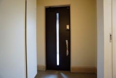 たっぷり収納できるシューズボックスです。家族全員の靴がきれいに整頓できます。棚の上にお花や写真を飾っても良いですね。