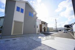 前面道路は広々6ｍと駐車がスムーズにできます＾＾ カースペースは停めやすい並列駐車3台付きで来客時も困りません＾＾