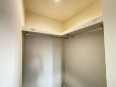 収納力豊富なウォークインクローゼット付き。洋服や小物などを1箇所にまとめて美しい収納を実現します。