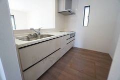 対面式カウンターキッチンでお子様の様子が見守れます。カウンタートップは耐熱性に優れており、日ごろのお掃除もふき取るだけでＯＫ。ステンレスシンクも簡単にお掃除できますよ。