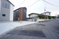 敷地面積広々57坪。スーパー徒歩9分。コンビニ・ドラックストア徒歩12分。