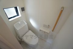 温水洗浄機付トイレです。節水機能もあるので、安心して使えますね。もちろん、1階2階の2ヶ所にトイレがあるので、忙しい朝にもゆとりができますね。
