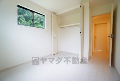 全居室にはたっぷり収納できる大型クローゼットを設置しています。窓には断熱性・保温性にすぐれ、省エネ効果のあるペアガラスを採用。冬には結露を防止します。