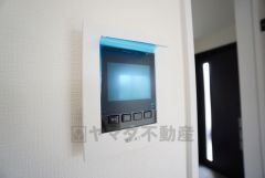 防犯性もばっちり、TVモニター付きインターフォン完備。大きなモニターで玄関先を確認できます。録画機能が付いているので不在時の訪問者も確認できて安心です^^