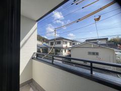 お洗濯物を干すスペースとしても十分な広さがあります。  お天気の良い日はお洗濯物がよく乾きそうな日当たり良好のバルコニーです＾＾