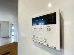 給湯器リモコンはキッチン横からボタンひとつで操作が楽々。通話ボタン付きでお子様とも会話ができて安心です。