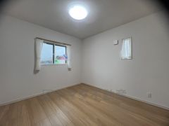 2面採光を確保した明るい室内は、風通しも良く、大変居心地の良い空間となっております。爽やかな風を感じて起きる朝は、快適生活の始まりに。