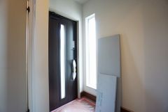 たっぷり収納できるシューズボックスです。家族全員の靴がきれいに整頓できます。棚の上にお花や写真を飾っても良いですね。