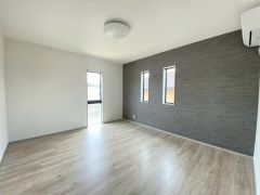 主寝室としてお使いいただけそうなこちらのお部屋は、日当たりが良く、爽やかな風を感じて起きる朝は、快適生活の始まりに。