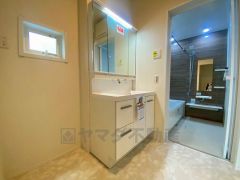 三面鏡つき洗面台。収納も一体型になっているので、ドライヤーやヘアアイロンの置き場に困りませんね。