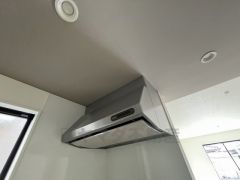 調理により発生する油煙や臭いを吸い込み、屋外へ排気してくれます。
