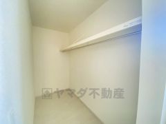 2階ファミリークローク完備。スペースも広く、毎日のコーディネートが楽しくなります＾＾家族全員分の衣類や大きな荷物もスッキリ収納できますよ。