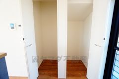 まとめ買いしてもこの収納量なら心配要らずのパントリー。調理家電や食品のストックをすっきりまとめられ、キッチン周りを広々使えます。