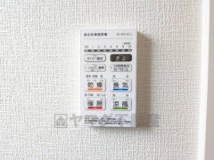 浴室暖房乾燥機には、暖房、乾燥、涼風、換気の4つの機能が付いています。タイマー付きです。