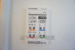 雨の日の洗濯も安心できる浴室暖房乾燥機付き浴室。 浴室暖房乾燥機には、暖房、乾燥、涼風、換気の4つの機能が付いています。タイマー付きです。
