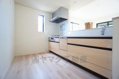 対面式カウンターキッチンでお子様の様子が見守れます。カウンタートップは耐熱性に優れており、日ごろのお掃除もふき取るだけでＯＫ。ステンレスシンクも簡単にお掃除できますよ。