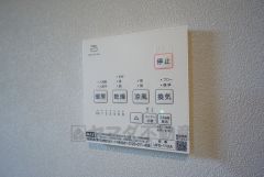 雨の日の洗濯も安心できる浴室暖房乾燥機付き浴室。リモコンで操作もボタン1つで簡単。