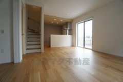 大きな窓のあるリビングは、陽光あふれる明るい空間です。居心地良く、ご家族皆がゆったり寛げる憩いの空間となりそうです。