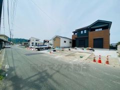 前面道路は約6ｍと駐車や離合もスムーズです＾＾ 大型車両の通行も少なく小さなお子様がいるご家庭でも安心です＾＾