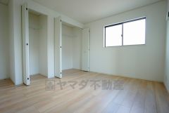同仕様写真。全居室にはたっぷり収納できる大型クローゼットを設置しています。窓には断熱性・保温性にすぐれ、省エネ効果のあるペアガラスを採用。冬には結露を防止します。