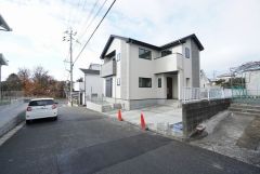 前面道路は交通量が少なく小さなお子様がいるご家庭も安心です。