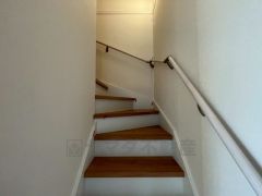 ご年配の方でも安心できる、手すり付き階段です＾＾段差も低めで設定されてますので安全性にも優れてますね＾＾