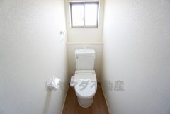 温水洗浄機付トイレです。節水機能もあるので、安心して使えますね。もちろん、1階2階の2ヶ所にトイレがあるので、忙しい朝にもゆとりができますね。