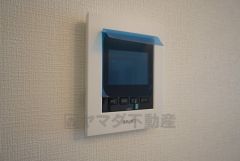 防犯性もばっちり、TVモニター付きインターフォン完備。大きなモニターで玄関先を確認できます。録画機能が付いているので不在時の訪問者も確認できて安心です^^