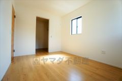 同仕様写真。住む人のこだわりを活かす洋室＾＾日当たりがよく、寝室としての利用もおすすめ。広めのクローゼットもあり荷物もすっきり片付けれ、ゆとりのある暮らしが出来ます＾＾