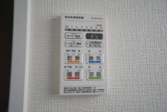 浴室暖房乾燥機付き。天候に左右されず、いつでも好きなときに洗濯物を干せるので、仕事や家事で忙しい方に重宝します。