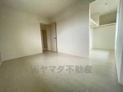 収納力豊富なウォークインクローゼット付き。洋服や小物などを1箇所にまとめて美しい収納を実現します。