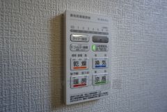 浴室暖房乾燥機には、暖房、乾燥、涼風、換気の4つの機能が付いています。タイマー付きです。