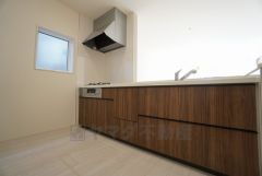 同仕様写真。対面式カウンターキッチンでお子様の様子が見守れます。カウンタートップは耐熱性に優れており、日ごろのお掃除もふき取るだけでＯＫ。ステンレスシンクも簡単にお掃除できますよ。