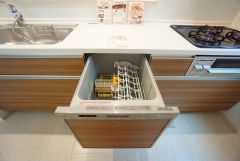 家事の時間が短縮できる食器洗浄乾燥機付。後片付けもラクラクです。