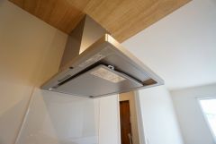 調理により発生する油煙や臭いを吸い込み、屋外へ排気してくれます。