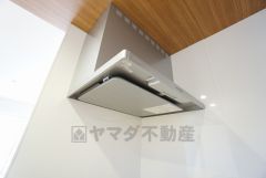 調理により発生する油煙や臭いを吸い込み、屋外へ排気してくれます。