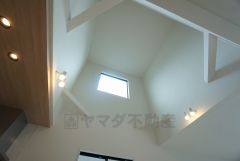 ダイニング上部が吹き抜けになっております。上下の空間が繋がってるので、ご家族の気配を感じられます＾＾