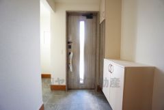 たっぷり収納できるシューズボックスです。家族全員の靴がきれいに整頓できます。棚の上にお花や写真を飾っても良いですね。