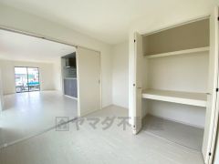 リビングからの続き間として和室をご用意しました。普段はリビングとつなげて開放的なスペースとして。来客時には客間としてお使いいただけます。