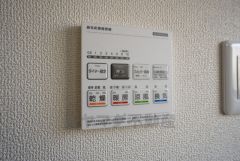 雨の日の洗濯も安心できる浴室暖房乾燥機付き浴室。リモコンで操作もボタン1つで簡単。 浴室暖房乾燥機には、暖房、乾燥、涼風、換気の4つの機能が付いています。タイマー付きです。