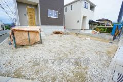 カースペースは停めやすい並列駐車3台付き。